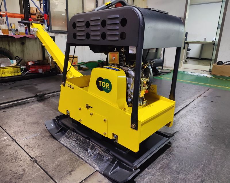 Виброплита реверсивная TOR C-330A(P) 300 кг, 38кН дизельная